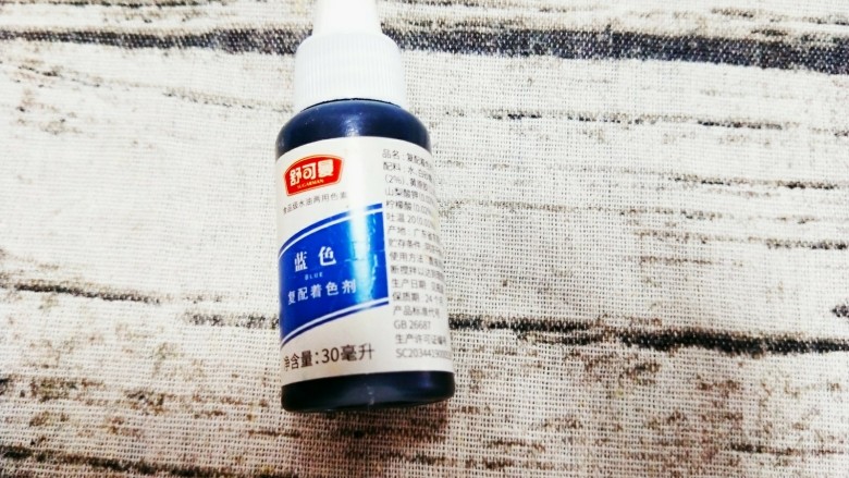 芒果布丁,一半倒入模具,一半加一滴蓝色素,搅拌均匀倒入模具