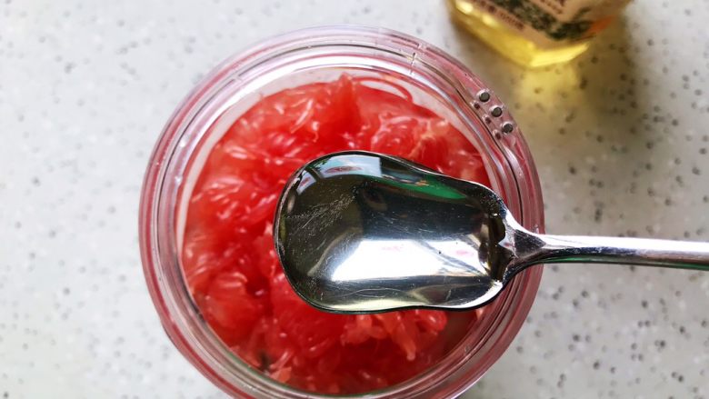 蜂蜜荔枝西柚汁,加入蜂蜜,可以根据自己的嗜甜程度加,我加了两勺