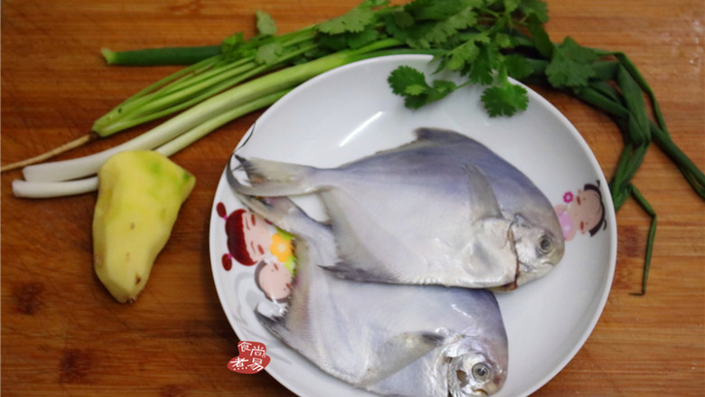 清蒸鲳鱼,备好食材,在购买<a style='color:red;display:inline-block;' href='/shicai/ 388'>鲳鱼</a>的时候已经叫店家帮忙处理干净了,回到家准备烹调就可以了