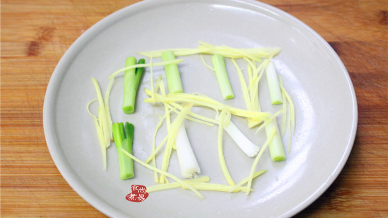 清蒸鲳鱼,姜葱摆在碟子上面,再把鲳鱼铺在姜葱上,既可以增香去腥,还能防止鱼肉黏在碟子上,鱼身和碟子之间有点缝隙,形成水蒸气对流,口感更加好