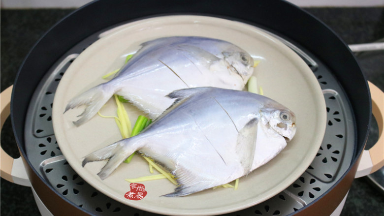 清蒸鲳鱼,蒸锅内加上水,放入蒸屉,接通电源,大火蒸上汽后,
再将鲳鱼放进蒸锅里