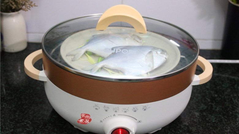清蒸鲳鱼,遮上锅盖,大火蒸8分钟,关火