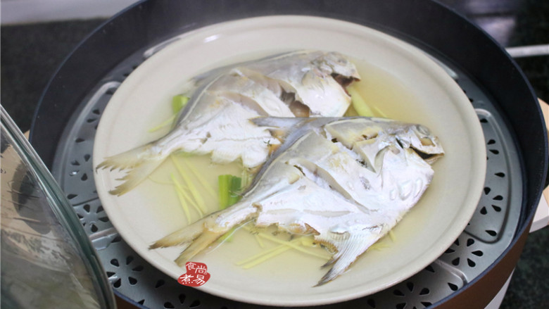 清蒸鲳鱼,将蒸熟的鲳鱼取出,倒掉水分