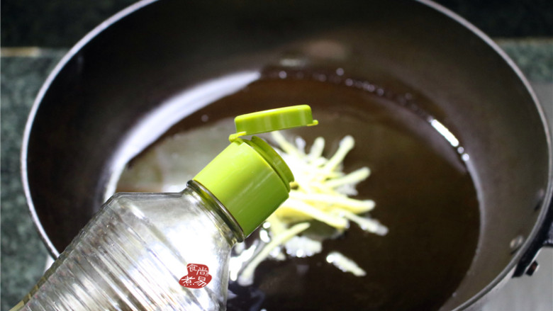 清蒸鲳鱼,烧热炒锅,倒入食用油,将剩余的姜丝和葱梗放入锅中,炸出香味,倒入<a style='color:red;display:inline-block;' href='/shicai/ 692'>酱油</a>拌匀