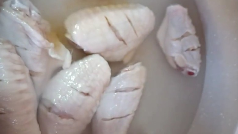 可乐鸡翅,凉水下锅加料酒煮开捞出控水