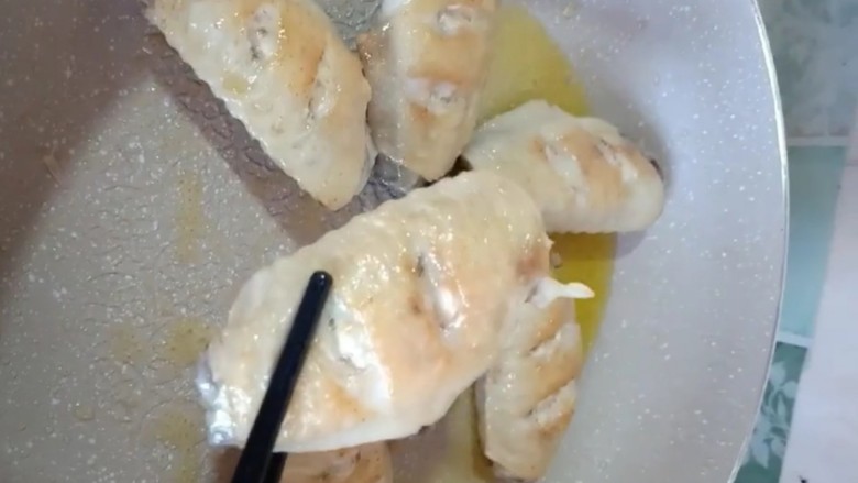 可乐鸡翅,锅烧油放入鸡翅煎至两面金黄