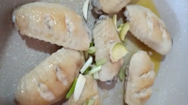 可乐鸡翅,放葱姜蒜炒香
