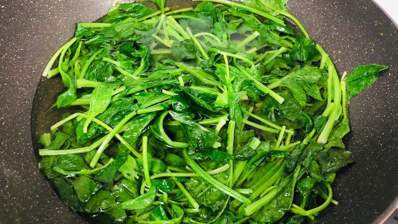 菠菜拌蛋丝 ,焯水时间不要太长,看到菜的颜色变深绿就马上关火