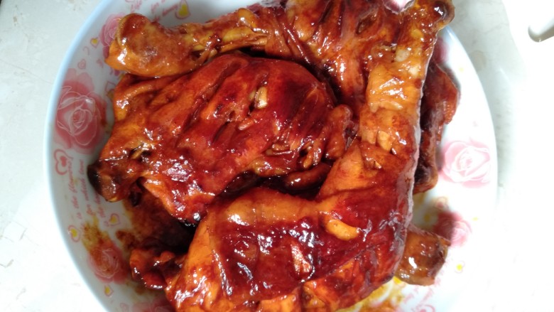 香焖鸡腿,装碟,鸡腿这样煮挺好吃的,很入味,肉也嫩