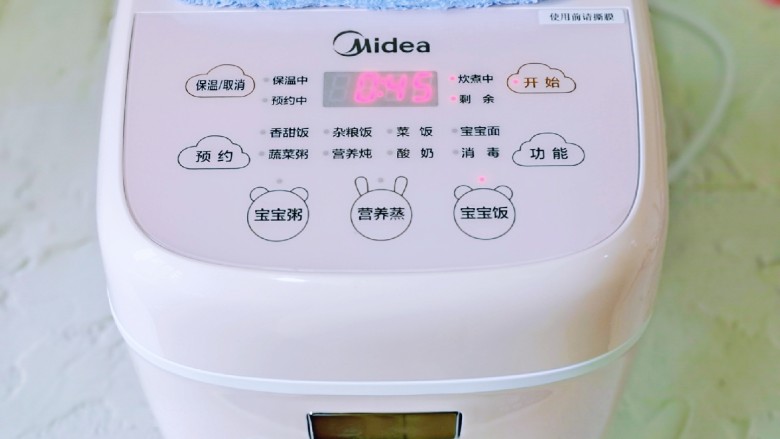 蒸蔓越莓蛋糕~电饭煲版,将内胆放入电饭煲机体中,盖上盖子,把排气口用一块湿毛巾盖上,启动“宝宝饭”模式,自动时间45分钟,时间正好,无需另外设置,特别赞,不用启动第二次。