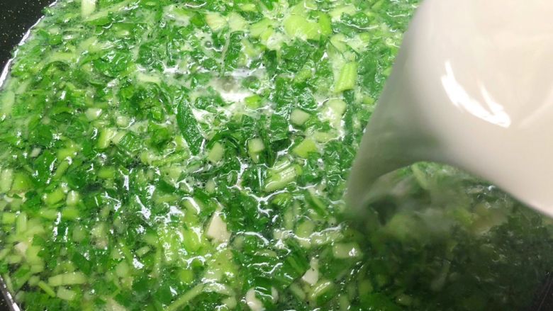 青菜豆腐汤,倒入水淀粉,一边倒一边用筷子快速搅拌(不然很容易结成团),再调成自己喜欢的浓稠度即可。