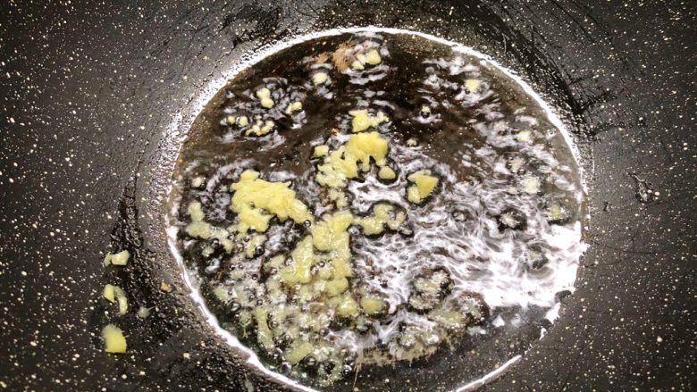 青菜豆腐汤,热锅放入少许烧热,把姜末放入炒出香味。