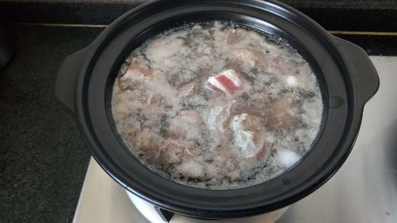 啤酒炖牛肉,砂锅加水放入<a style='color:red;display:inline-block;' href='/shicai/ 216'>牛肉</a>,煮开去除浮沫,捞出洗干净。