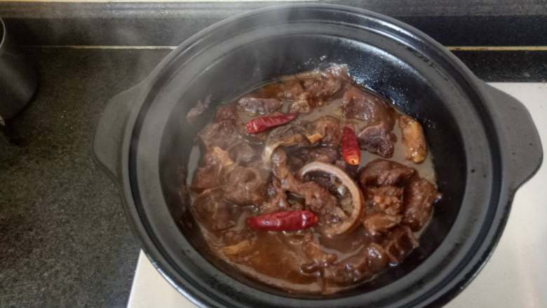 啤酒炖牛肉,放盐和<a style='color:red;display:inline-block;' href='/shicai/ 62'>辣椒</a>,再炖半小时。