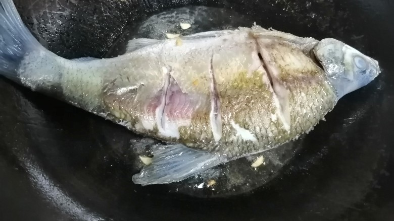 鳊鱼,倒鱼下去煎,两面翻着煎