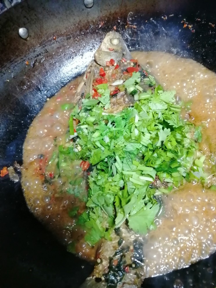 鳊鱼,汤快干时,加香菜和葱