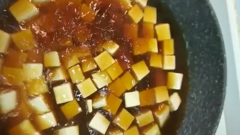 麻婆豆腐,凉水下锅加入<a style='color:red;display:inline-block;' href='/shicai/ 762'>老抽</a>方便提色煮开捞出备用
