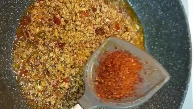 麻婆豆腐,炒香后加<a style='color:red;display:inline-block;' href='/shicai/ 705'>豆瓣酱</a>，<a style='color:red;display:inline-block;' href='/shicai/ 761'>辣椒粉</a>炒出红油