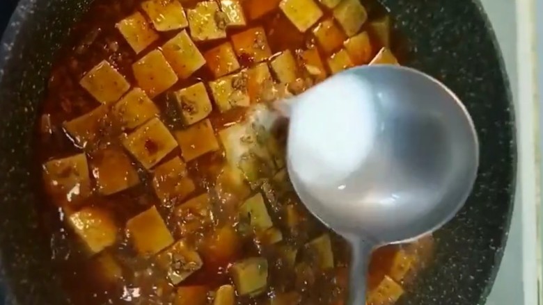 麻婆豆腐,分三次琳入水淀粉勾芡出锅装盘