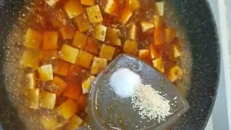 麻婆豆腐,下入豆腐加老抽，盐，<a style='color:red;display:inline-block;' href='/shicai/ 756'>鸡精</a>调味，来回晃动