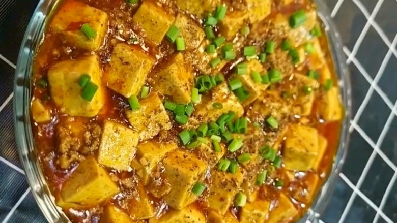 麻婆豆腐,撒上葱花，<a style='color:red;display:inline-block;' href='/shicai/ 12043'>花椒粉</a>即可