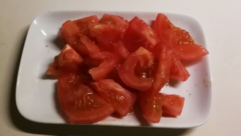 红烩牛肉土豆,首先处理一下<a style='color:red;display:inline-block;' href='/shicai/ 59'>番茄</a> 开水汆烫后剥皮 切块备用