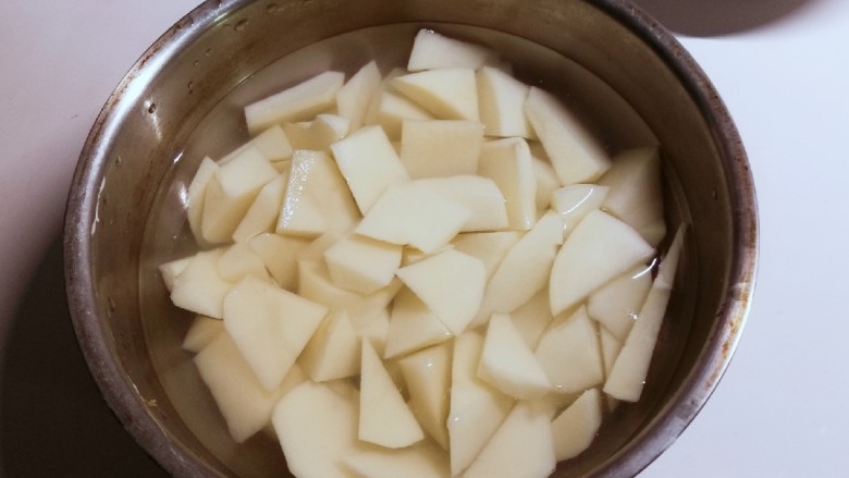 红烩牛肉土豆,土豆切块后注入清水 没过土豆以防氧化变黑 备用