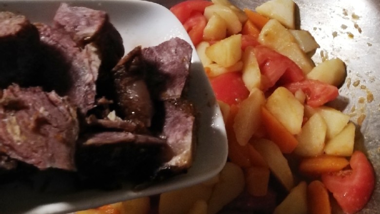 红烩牛肉土豆,放入牛肉块 倒入牛肉汤或适量清水