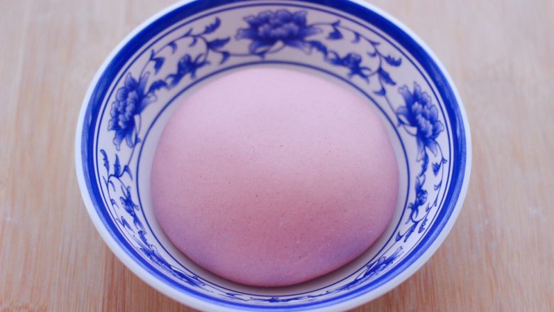 粉嫩粉嫩滴黄瓜扇贝鸡蛋饺子,和好的面团,静置松弛半个小时。