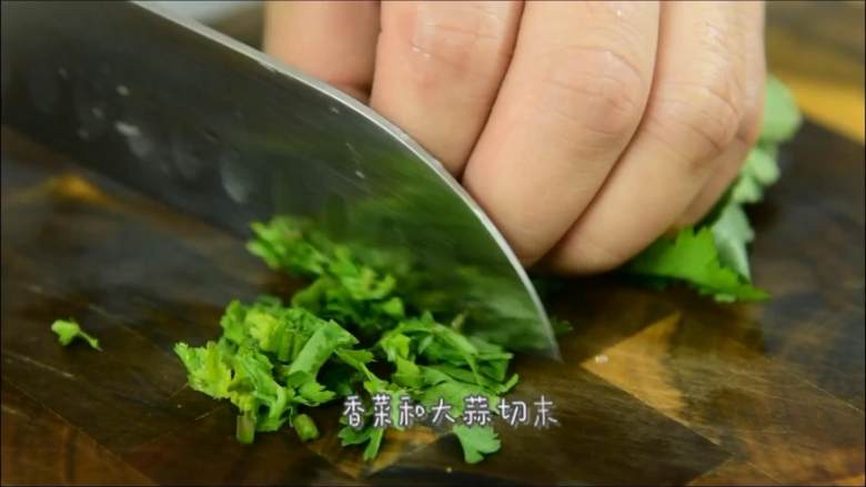 超爱吃的凉菜,拿来下酒也非常合适,香菜和大蒜切末。