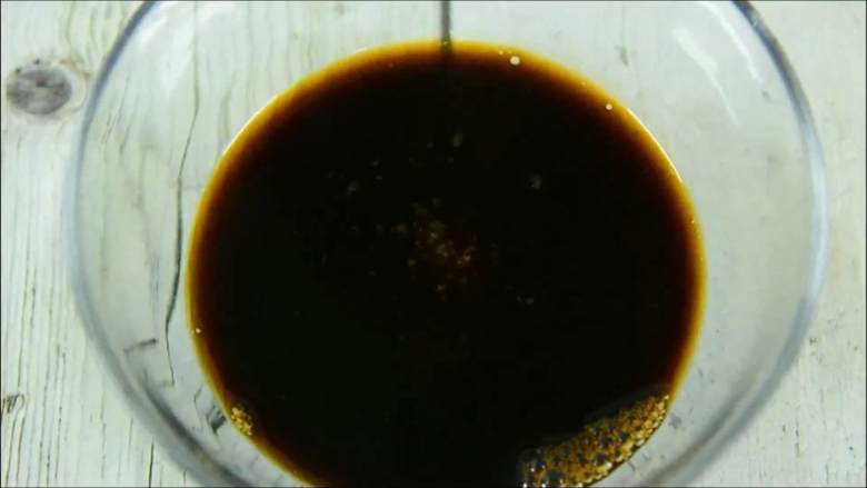 超爱吃的凉菜,拿来下酒也非常合适,老陈醋中加入盐、糖、蒜末、生抽拌匀(糖可以多放一些)。