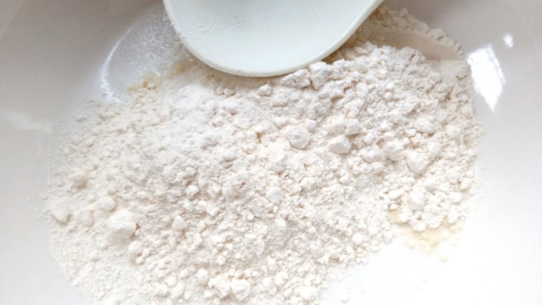 辣子香菇土豆丁,取一勺,加入适量的水搅拌成糊状