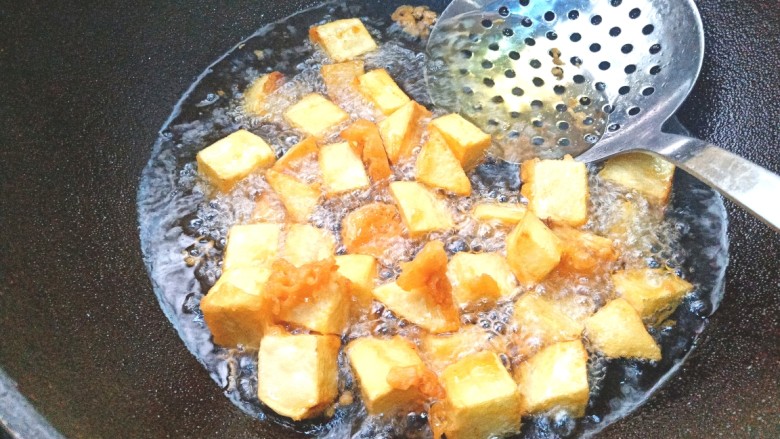 辣子香菇土豆丁,炸至金黄色,捞出