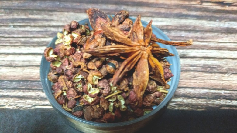 辣子香菇土豆丁,备好花椒 ,大料