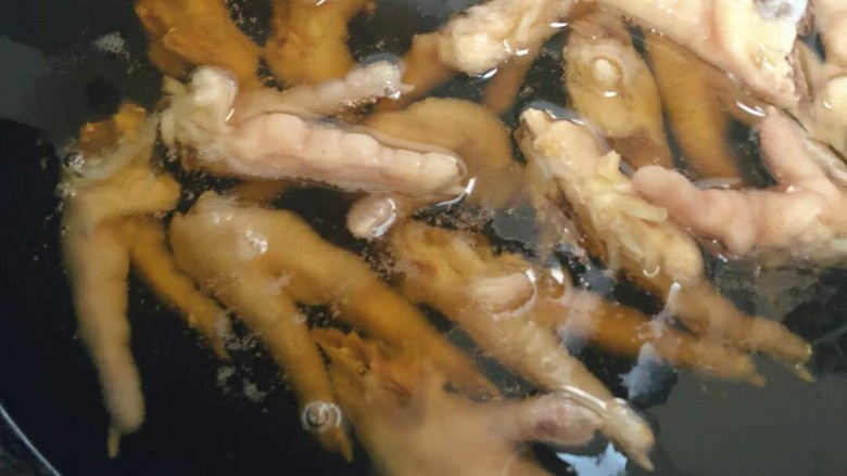 虎皮凤爪,油锅7分熟,倒入鸡爪,盖上盖子,必须盖盖子,不然厨房和你会遭殃,切记