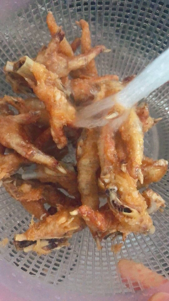 虎皮凤爪,鸡爪炸出金黄色起泡,捞出,用冷水冲凉,然后放在冰水果泡,冬天可以直接用过滤好的水跑出虎皮