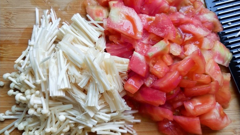 茄汁金针菇炖豆腐,番茄去皮切块,<a style='color:red;display:inline-block;' href='/shicai/ 234'>金针菇</a>切段。