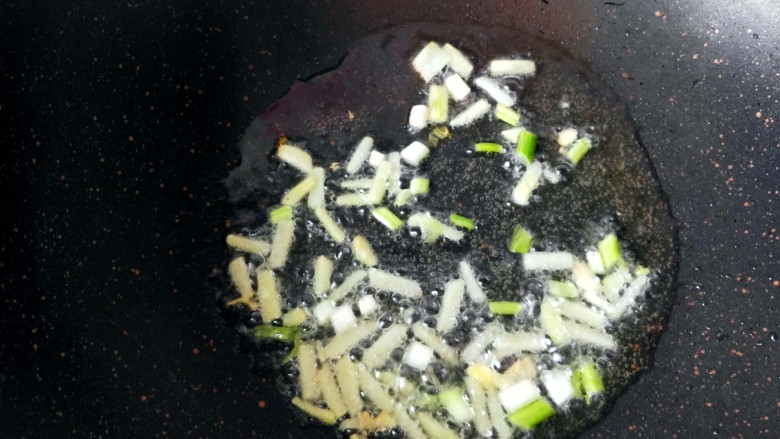 茄汁金针菇炖豆腐,锅内放油,放生姜爆香。