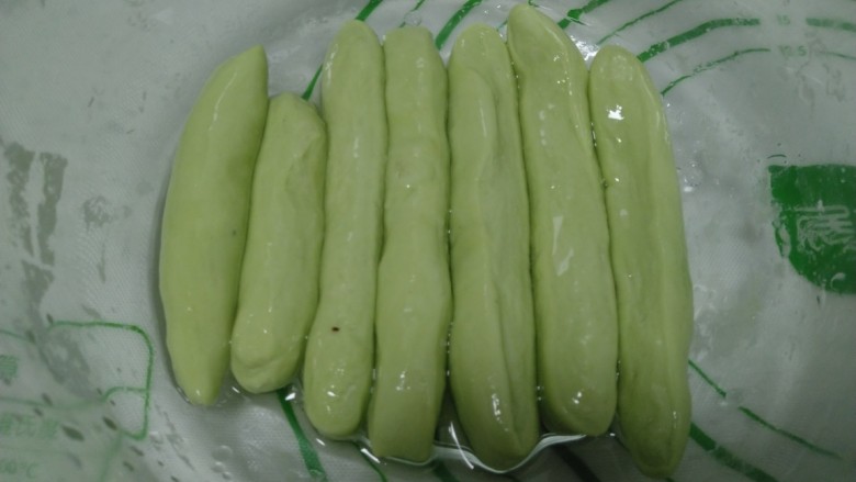豪华版干锅,均匀涂上油,盖上保鲜膜醒面2小时。