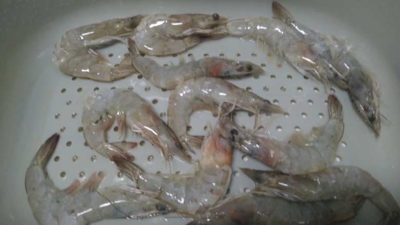 豪华版干锅,大虾开背去除虾线洗净,控干水分。