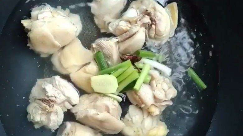 鸡腿炖山药,锅中加水下入鸡腿加葱姜,大料