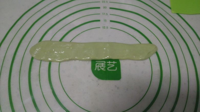 豪华版干锅,取一个黄瓜面剂，用手压扁。