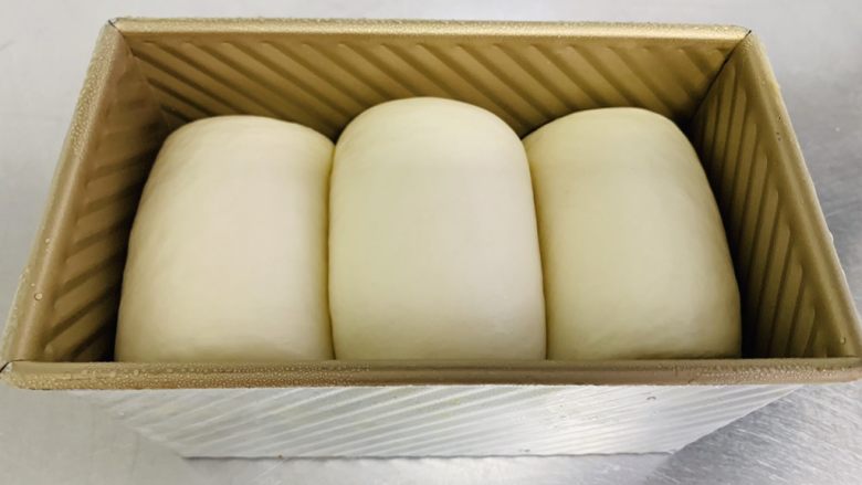 汤种酸奶吐司🍞,醒发至八分满。用手指轻轻按压面团,会慢慢回弹即可。