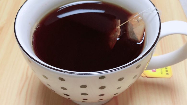 奶茶三兄弟,泡红茶,用两包红茶包,开水泡茶待用。