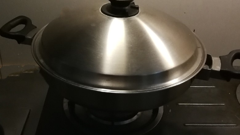 红烩牛肉土豆,最好盖上盖子 中小火 焖一会儿 土豆会快速成熟