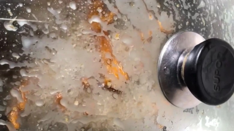 红烧虎皮凤爪,油温六成热下入锅中炸,盖上锅盖