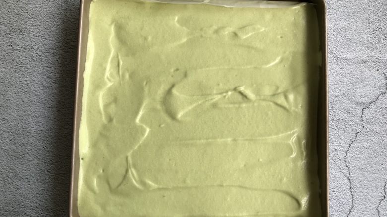 抹茶蛋糕卷,倒入烤盘中,用刮刀刮平整,震出气泡