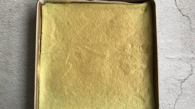 抹茶蛋糕卷,放入提前预热好的烤箱上下火170度烤25分钟左右,烤好后晾凉