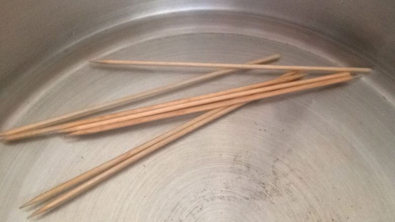 孜然味烤鸡肉串,准备几根<a style='color:red;display:inline-block;' href='/shicai/ 211864'>竹签</a>,用水泡一会;