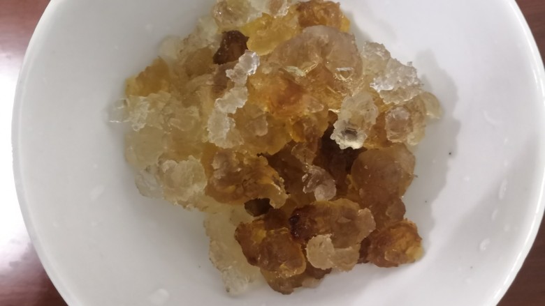 桃胶红糖粥,浸泡好的桃胶,挑出杂志,洗干净,沥干水份备用